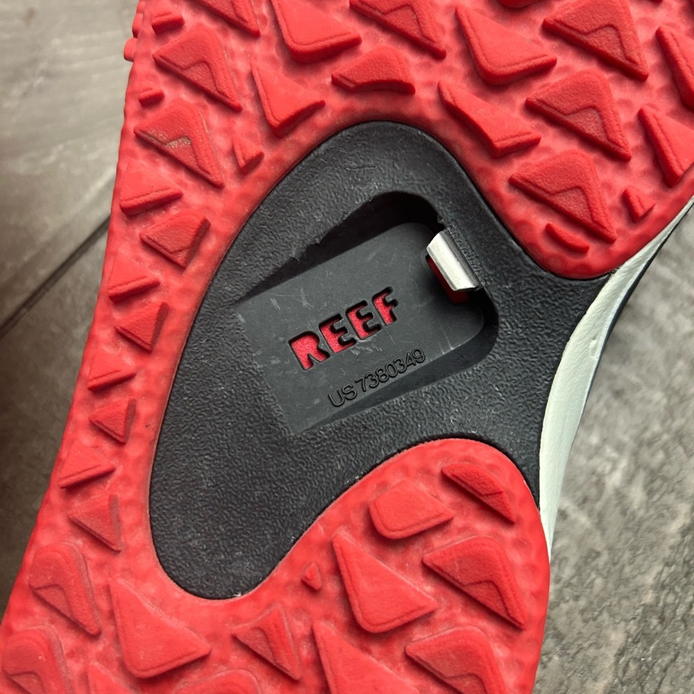Reef Black and Red Padded Strap Flip Flops/ New only wore one time - Picture 4 of 5
